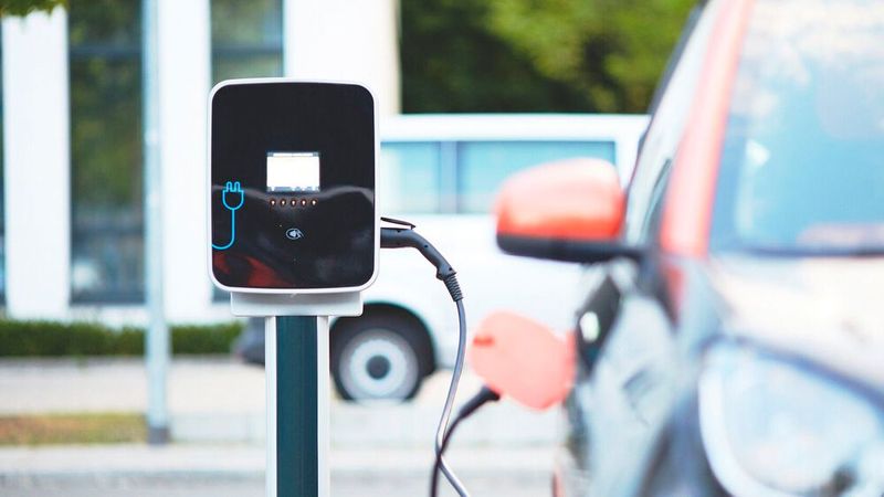 Ab sofort müssen 38,5 Prozent aller neu angeschafften öffentlichen Pkw weniger als 50 Gramm CO2 pro Kilometer ausstoßen.