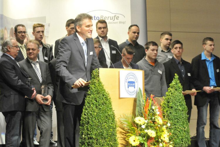 Roland Hoier, Obermeister der Kfz-Innung Unterfranken: „Der Gesellenbrief ist die Eintrittskarte für Fortbildungsangebote. Alle fünf Jahre verdoppelt sich das Wissen in der Automobiltechnik.“ (Foto: Zietz)