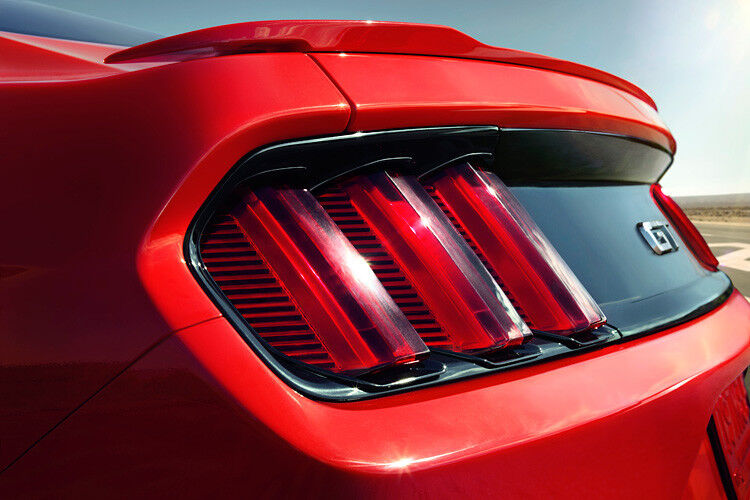 Am aktuellen Mustang finden sich Design-Elemente der ersten Modellgeneration, zum Beispiel die Dreikammer-Rückleuchten. (Foto: Ford)