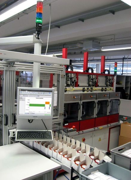 Der WIN slave in den Signalsäulen meldet die Zustände der Anlage drahtlos an den PC – hier ein Beispiel aus einer automatisierten Verpackungsanlage. (Archiv: Vogel Business Media)