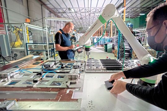 Im Forschungsprojekt Fluently wollen Experten Industrierobotern mehr Empathie verschaffen. Der Roboterexperte Fanuc ist mit von der Partie, wenn es darum geht, die Roboter-Mensch-Kollaboration in dieser Hinsicht zu verbessern. Lesen Sie, was man vorhat. Im Forschungsprojekt Fluently wollen Experten Industrierobotern mehr Empathie verschaffen. Der Roboterexperte Fanuc ist mit von der Partie, wenn es darum geht, die Roboter-Mensch-Kollaboration in dieser Hinsicht zu verbessern. Lesen Sie, was man vorhat.