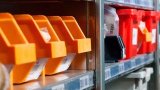 Egal ob als Transport- oder Lagergefäß: Behälter bilden die Grundeinheit vieler logistischer Prozesse, etwa im automatischen Kleinteilelager. (©David Pimborough - stock.adobe.com)