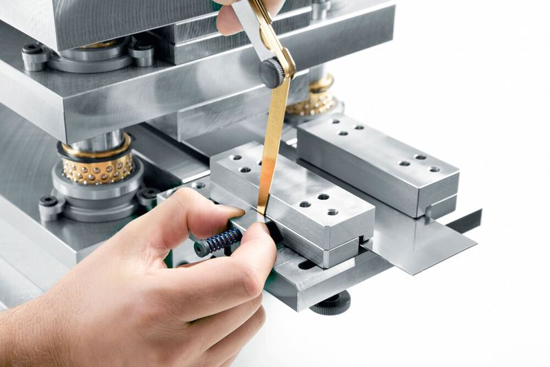 With its spring-loaded release function and innovative design, the strip stop is easy to operate. (Source: Meusburger)