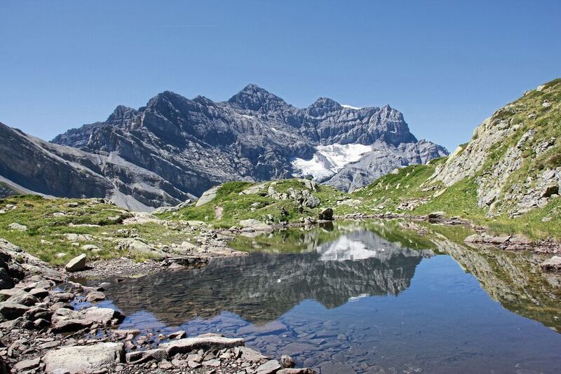 Berglandschaft im Schweizer Wallis: Vielfältige Bodentypen sorgen hier, wie auch in anderen Gebirgen weltweit, für einen vergleichsweise großen Artenreichtum an Wirbeltieren. (Susanne Fritz)