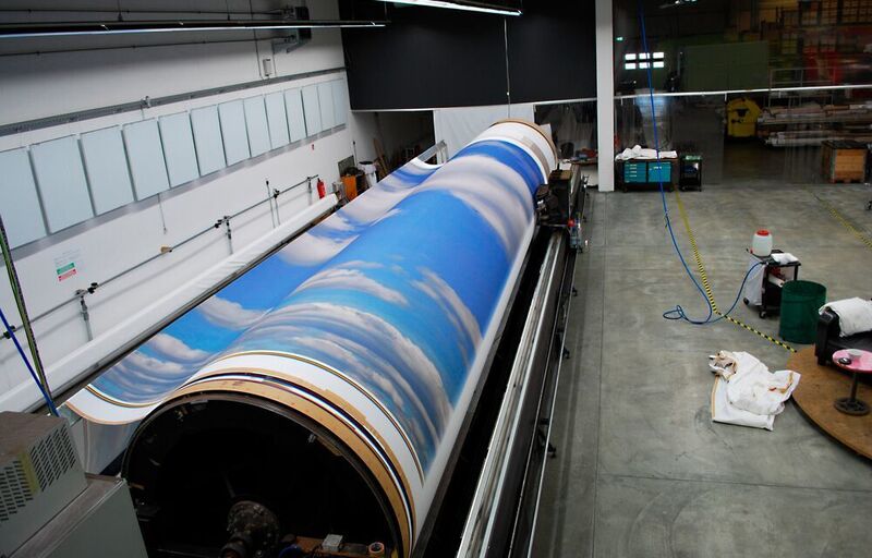 Rekordverdächtig: Der bis zu 60 kg schwere Wagen des Druckers „Infinitus“ bedruckt Textilien von einer Breite bis 12 m.  (Big Image)