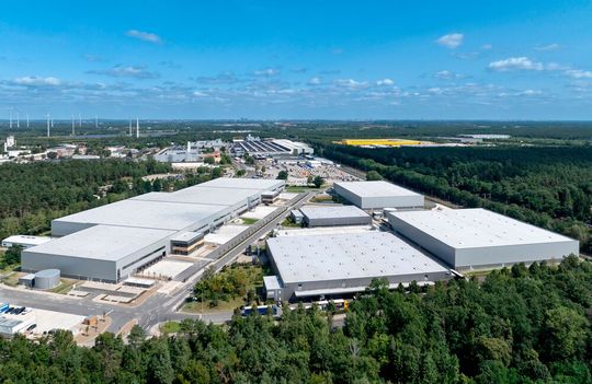 Auf einem 150.000 Quadratmeter großen Brownfield in Berlin Ludwigsfelde ist der Premierpark von Verdion gelegen. 100 Millionen Euro wurden dort investiert.(Bild:  Verdion/Linus Lintner Architekturfotografie)