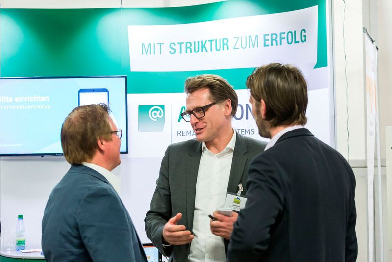 Olaf Bock von Alpha Online erklärte an seinem Messestand, wie das Unternehmen mit Alpha Controller und Auktionen den Handel beim Remarkting unterstützt. (Stefan Bausewein)