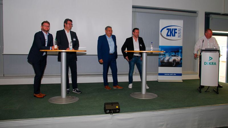 Diskutierten verschiedene Digitalisierungstools: (v. l.) Uwe Hausdorf und Axel Krüger (DAT), Thomas Leuchten (PPG), Stephan Helbing (Planso) und Peter Börner (ZKF). (Bild: Wenz)