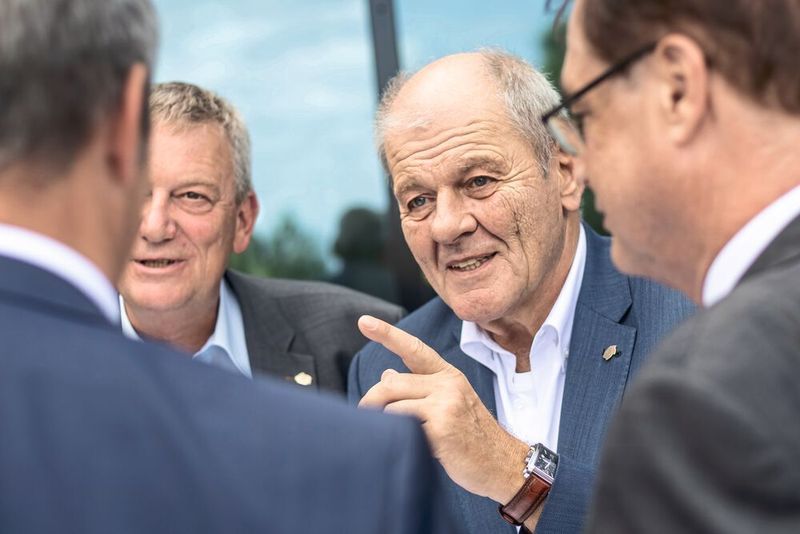 Ulrich Kromer von Baerle, Geschäftsführer und Sprecher der Messe Stuttgart (zweiter von rechts), im Gespräch mit Geschäftsführern und Verbänden auf der AMB Fachpressekonferenz und dem anschließenden AMB Roundtable. (Landesmesse Stuttgart, www.messe-stuttgart.de)