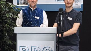 BBG-Inhaber und -Geschäftsführer Hans Brandner und sein Sohn Sebastian Barton begrüßten die Gäste am 17. Mai 2019 zum 4. Innovationstag in Mindelheim. Zusammen mit seinen Partnern bot BBG außerdem ein umfangreiches Vortragsprogramm: unter anderem mit Präsentationen und Ausstellungen von BASF, der Fraunhofer-Experten für Gießerei-, Composite- und Verarbeitungstechnik IGCV, Hennecke, Lufttechnik Bejbl und Stäubli. (BBG)
