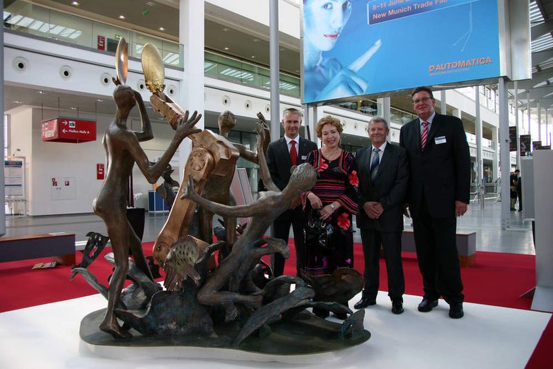 V.l.n.r.: Gerald Mies, Geschäftsführer Fanuc Robotics Deutschland, die Künstlerin Diane von Württemberg, Christian Guibert, Geschäftsführer Fanuc Robotics France und Norbert Bargmann, Geschäftsführer Messe München (Archiv: Vogel Business Media)