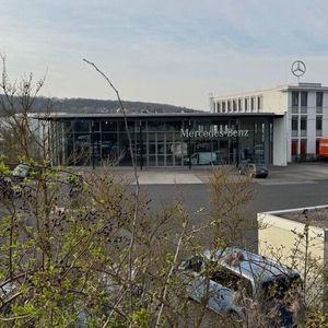 In Würzburg verkauft Mercedes-Benz Transporter bislang am Standort Kitzinger Straße. Dort ist auch Daimler Truck aktiv. (Bild:  Achter - VCG)