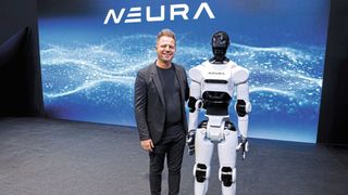 Neura-CEO David Reger und sein Vorzeige-Humanoide 4NE1: Wird der Roboter bald in der Fertigung arbeiten? (Bild: Neura Robotics)