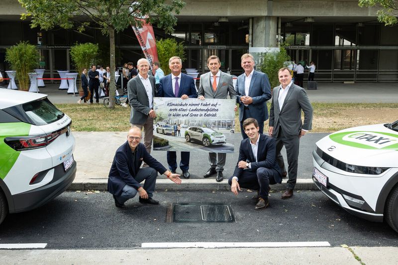 Am 14. September eröffneten die Projektpartner die ersten Ladepunkte in Wien. Im Bild v.l.: Bernd Vogl, Geschäftsführer Klima- & Energiefonds; Herbert Kasser, Generalsekretär im Bundesministerium für Klimaschutz; Walter Ruck, Präsident der Wirtschaftskammer Wien; Peter Hanke, Finanz- und Wirtschaftsstadtrat; Michael Strebl, Geschäftsführer Wien Energie; Paul Blaguss, Geschäftsführer Vibe Moves You; Hermann Stockinger, Gründer und Geschäftsführer Easelink. (Bild: Mag. Barbara Lachner)