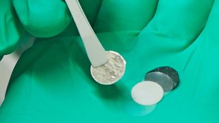 Diese Festkörperbatterie, die hier in der Entstehung ist, ist zwar winzig, doch größere Typen gibt es auch. Die könnten die E-Mobilität vorantreiben, heißt es. Auch reißen die Berichte über erstaunliche Fortschritte dabei nicht ab. Doch die Jubelrufe sind mit Vorsicht zu genießen ... (Bild: Fekö)