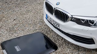 Der BMW 530e kann künftig mit induktiver Ladestation bestellt werden. (BMW)