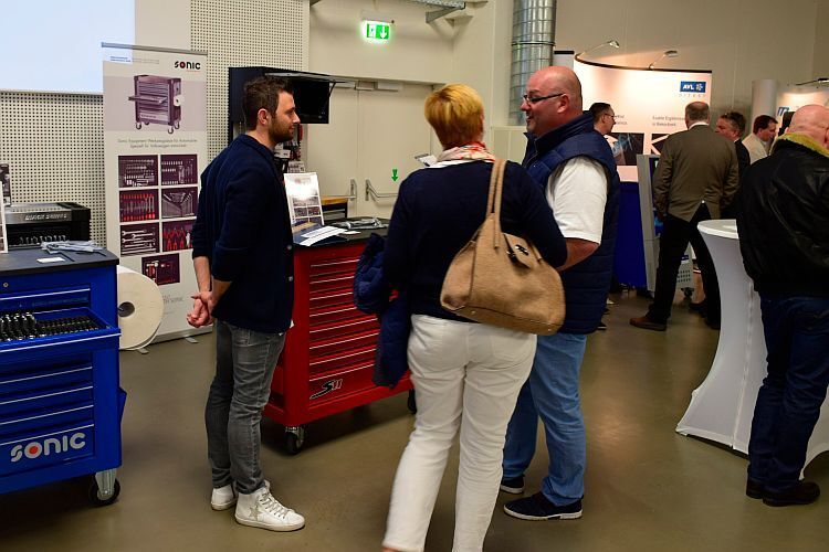 Ein Möbelkauf sollte stets mit dem Partner besprochen werden – auch wenn es sich um einen Werkzeugschrank von Sonic handelt. (Holz)