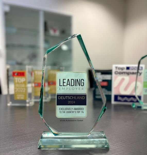 So sieht der Award für einen Leading Employer aus, den nun auch Voss Automotive sein Eigen nennen darf ... (Bild: Voss)