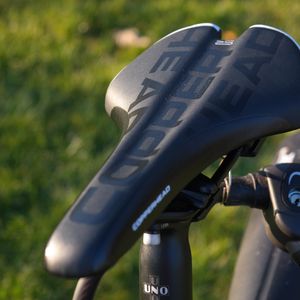 Lose Schrauben und Verbindungen:  Während der Winterpause und durch Temperaturschwankungen können sich Schraubverbindungen leicht lockern. Daher Sattel, Vorbau, Lenker sowie weitere sicherheitsrelevante Bauteile auf festen Sitz prüfen. Ein kurzer Sicherheitscheck vor Saisonstart erhöht nicht nur die Stabilität, sondern beugt auch teuren Folgeschäden vor.(Bild:   /  Pixabay)