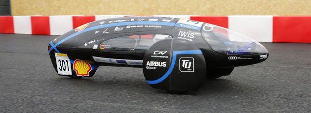 Der Wagen der Prototyp-Klasse der TU München. Bei der Prototyp-Klasse ist maximale Energieeffizienz das Ziel. Deswegen sind die Fahrzeuge dieser Kategorie extrem stromlinienförmig gebaut – aber für die Fahrer/innen nicht unbedingt komfortabel. Der Wagen der Prototyp-Klasse der TU München. Bei der Prototyp-Klasse ist maximale Energieeffizienz das Ziel. Deswegen sind die Fahrzeuge dieser Kategorie extrem stromlinienförmig gebaut – aber für die Fahrer/innen nicht unbedingt komfortabel.