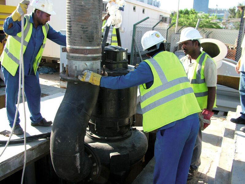 Wartungsarbeiten in Abu Dhabi an einer 12”-Abwasser-Tauchpumpe des Herstellers Khansaheb Sykes – die Pumpe fördert bis zu 400 l/s, die maximale Förderhöhe liegt bei 18 m. (Bild: Khansaheb Sykes)
