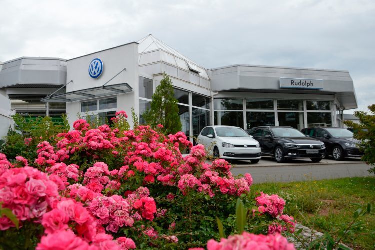 Das VW-Autohaus Michael Rudolph in Oelsnitz im Erzgebirge beschäftigt rund 50 Mitarbeiter. (Achter / »kfz-betrieb«)