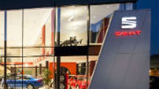 Eine imposante Erscheinung: die neue Seat-Niederlassung in Berlin. (Foto: Seat Deutschland)