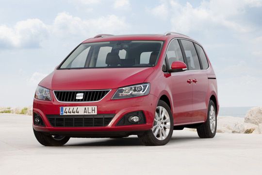 Sparmeister: Mit einem Einstiegspreis von 32.050 Euro ist der Allrad-Alhambra bereits in der Basisversion fast 2.000 Euro günstiger als der nahezu baugleiche VW Sharan. Der Durchschnittsverbrauch des Alhambra liegt bei 6 Liter Diesel pro 100 Kilometer. (Seat)