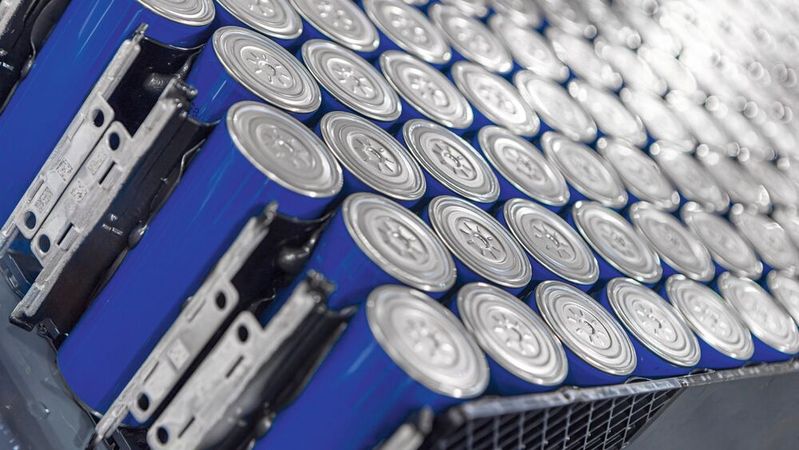 Bei den Batterien der neuen BMW-Modelle werden zylindrische Rundzellen nach dem Prinzip „Cell-to-Pack“ direkt in die Hochvoltbatterie integriert. Tauschbare Module gibt es somit nicht mehr.(Bild:  BMW)
