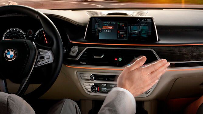 Mal ein bisschen hin und her gewischt und schon läuft es. Die Gestensteuerung zieht ins Auto ein, doch viele Käufer sind skeptisch.(Foto:  BMW)