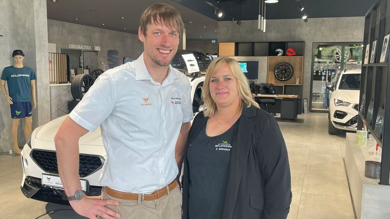 Katharina und Tobias Bellendorf führen das Unternehmen mit viel Herzblut und sagen scherzhaft über sich selbst: „Wir sind autohausbekloppt.“ Für Kunden in Not ist die Familie Bellendorf 24 Stunden am Tag erreichbar. Ihr erklärtes Ziel ist es, die Kunden zu begeistern und zu loyalisieren. Die Social-Media-Kanäle und Events spielen dabei eine zentrale Rolle.  (Bild: Grimm – VCG)