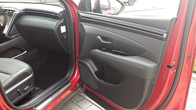 Als gelungen geht auch das Innenraum-Design durch. Der quasi nahtlose Übergang der oberen Blenden der Türverkleidungen zum Armaturenbrett und die dort gut versteckten Lüftungsdüsen machen einen eleganten Eindruck. Auch die Verarbeitung ist sehr gut, und die Materialen wirken wertig, ... (Bild: Dominsky – VCG)