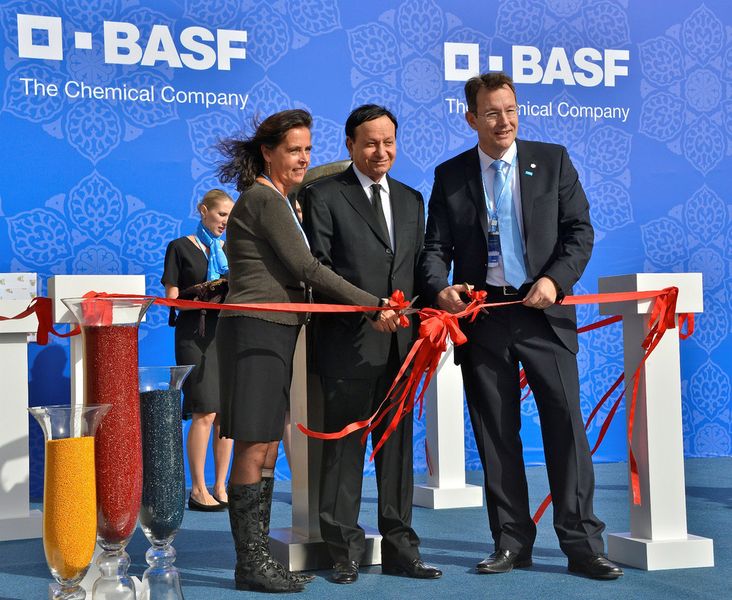 Bei der Eröffnung: (von links nach rechts) Sabine Taufmann, Deutsche Botschaft Bahrain; Dr. Hassan Fakhro, Minister für Industrie und Wirtschaft Bahrain; Michael Heinz, Mitglied des Vorstandes der BASF (Bild: BASF)
