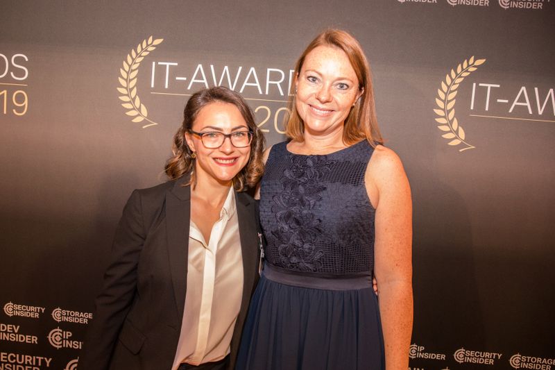 Vereint rocken wir das Ding: Sarolta Hershey (links im Bild) und Ines Lindner von Paessler (artful rooms / Vogel IT-Medien GmbH)