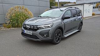 Gut 1.000 ganz junge Dacia Jogger müssen für einen Schraubenersatz in die Vertragsbetriebe. (Bild: Sven Prawitz/Vogel Communications Group)