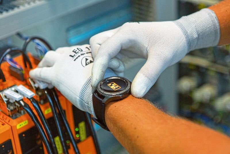 Ein Assistenzsystem informiert Mitarbeiter der Instandhaltung bei einem drohenden Maschinenstillstand rechtzeitig über eine smarte Armbanduhr. (B&R)
