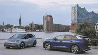 Interessierte können Volkswagen-Autoabos für die Elektromodelle der Marke jetzt nicht mehr nur online beim Hersteller selbst, sondern auch beim Händler vor Ort abschließen. Allerdings gibt es im Handel Kritik an der Vergütung für diese Vermittlertätigkeit. (Bild: Volkswagen)