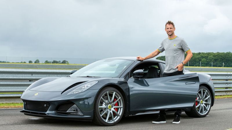 Stargast bei der Vorstellung des Lotus Emira: Rennfahrer Jenson Button. (Bild: Lotus)