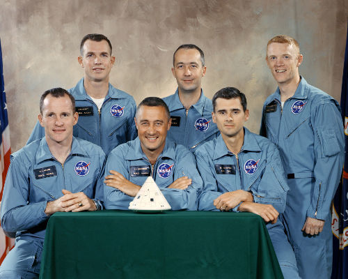 Die Mannschaft der Apollo 1 (vorne, sitzend: White, Grissom und Chaffee) und ihre Backup-Crew (stehend: David R. Scott, James A. McDivitt, and Russell L. Schweickart.) Nach der Katastrophe um Apollo 1 setzte die NASA den Start bemannter Raumflüge für die nächsten 20 Monate aus.  (NASA)