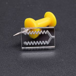 BMF Clear ermöglicht die skalierbare Herstellung von mikrofluidischen Bauelementen, Mikrolinsen und integrierten optischen Schnittstellen. (Bild: Boston Micro Fabrication)