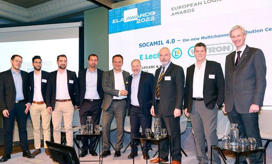 ELA-Award für E.Leclerc und Witron! Von links: Adrien Ponsero, Othmane Benhammou, Bertrand Fritz, Laurent Borneuf, Christophe de Nays Candau, Claus Holm, Paolo Bisogni, Jean Marc Heilig, Roman Stiftner.(Bild:  ELA - European Logistics Association)