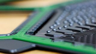 Feinere Strukturen und neue Beschichtungen steigern die Leistungsdichte von Brennstoffzellenstacks und die Lebensdauer der neuen Bipolarplatten von Schaeffler. (Bild: Daniel Karmann/Schaeffler)