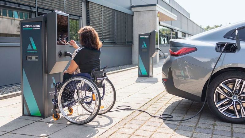 Die Säule soll mithilfe einer ergonomischen Gestaltung vor allem Rollstuhlfahrern die Annäherung und Bedienung erleichtern. (Bild:  Heidelberg)