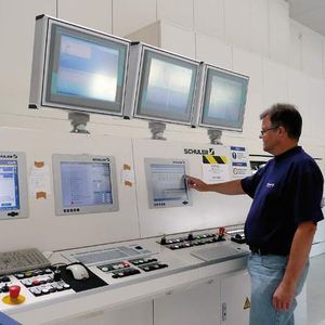 Bild 1: Die Steuerzentrale beziehungsweise der Leitstand für die sechsstufige Servopressenlinie; Schuler entwickelt die Steuerungen und die entsprechende Software übrigens selbst.