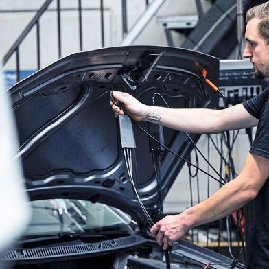 Um Fahrzeugdaten auslesen und Herstellerinformationen erhalten zu können, benötigen Kfz-Werkstätten die entsprechenden Zugänge. (Bild: ProMotor)