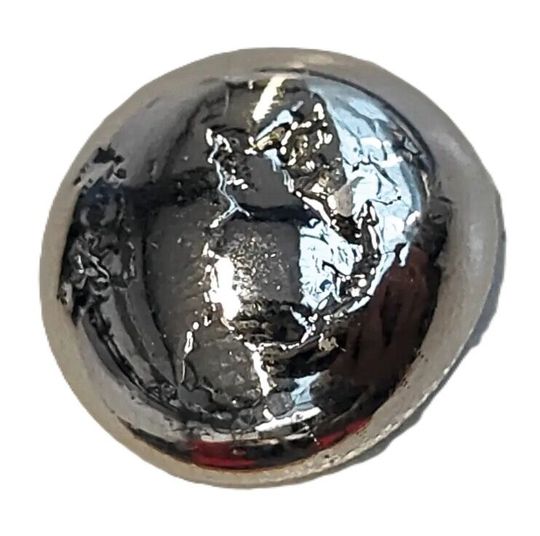 Stoff für die Energiewende: Bei der Reduktion von Tiefsee-Erzen mit Wasserstoffplasma entsteht eine Legierung, die unter anderem Nickel und Kobalt enthält. Die beiden Metalle werden für Nickel-Mangan-Kobalt-Batterien, einem weit verbreiteten leistungsfähigen Typ von Lithiumbatterien, benötigt.(Bild:  U. Manzoor, Max-Planck-Institut für Nachhaltige Materialien GmbH)