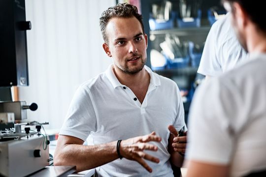 (Viacheslav Gromov, CEO von Aitad, erläutert, welche Vorteile der Einsatz von Chatbots bringt. (Bild: Aitad))