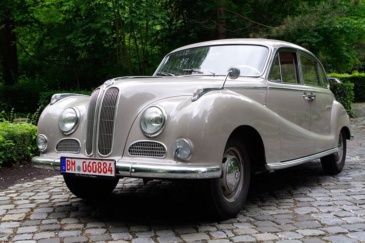 Groß und rund, satt in der Erscheinung – typisch 50er: Der landläufig als Barockengel bekannte BMW, der eigentlich auf die Typbezeichnungen 501 oder 502 hört, spiegelt den Zeitgeist seiner Epoche perfekt wider. (Foto: SP-X)