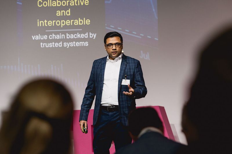 Mensch. Maschine. Miteinander. – Dr. Moresh Wankhede von Aveva plädiert in seinem Vortrag für Zusammenarbeit statt Konkurrenz zwischen Mensch und KI – ein neues Verständnis von Zusammenarbeit in Engineering und Operations. (Bild: Stefan Bausewein)