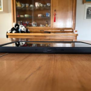 Der untere USB-C-Port am Thinktab X11 unterstützt nur USB 2.0. Er ist primär eine Ladebuchse oder ein Keyboard-Anschluss.(Bild:  Vogel IT-Medien)